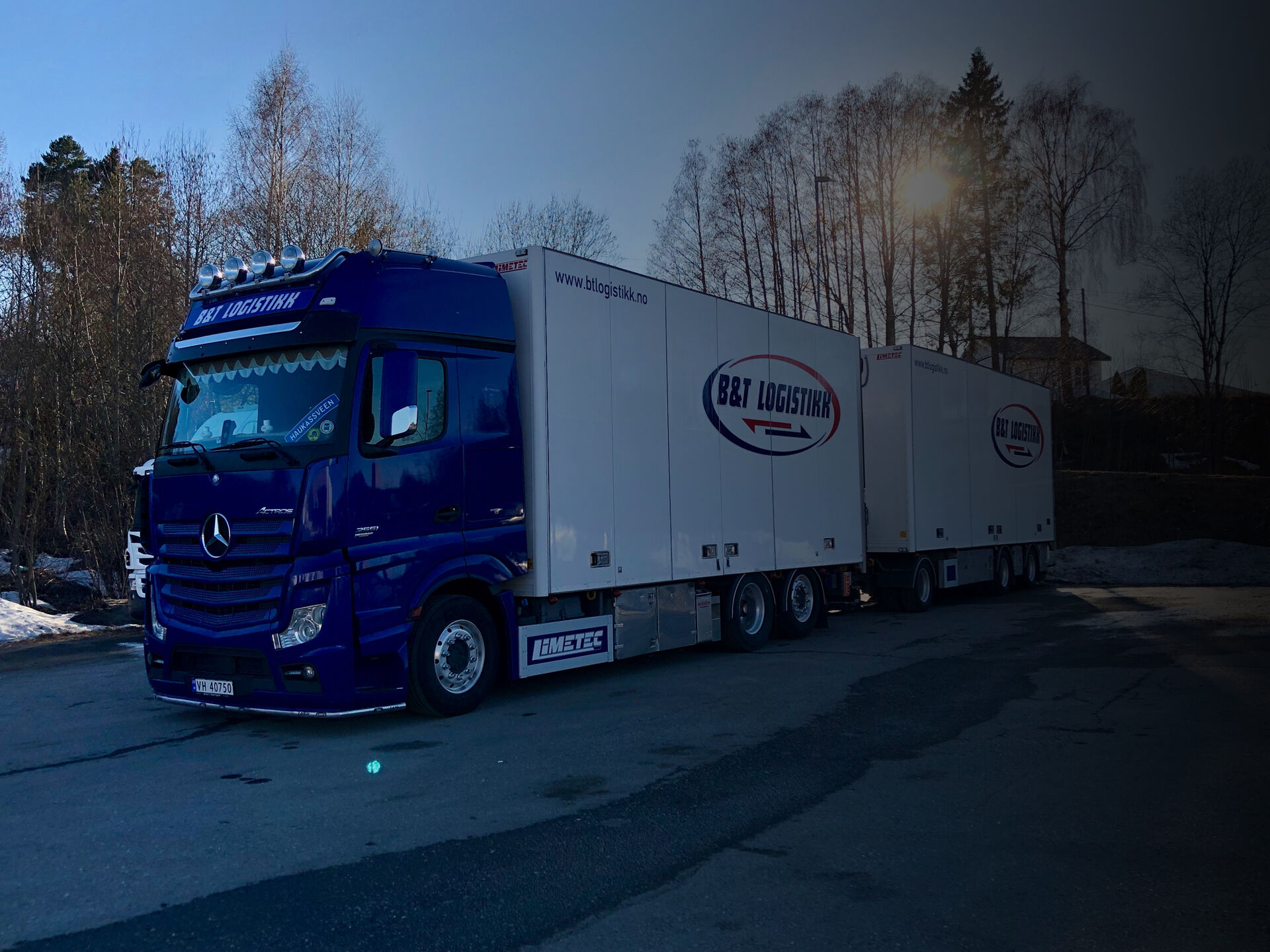 B&T Logistikk vogntog i vårsol
